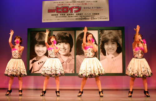 「ＮＥＷ『ヒロイン』～女たちよタフであれ！～」製作発表で歌声を披露する出演者たち。（左から）石野真子、松本伊代、早見優、榊原郁恵