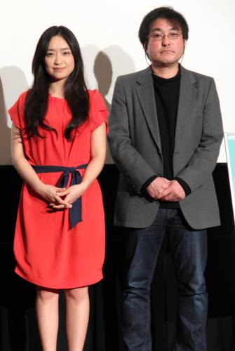 映画「はさみ」初日舞台あいさつに出席した池脇千鶴（左）と光石富士朗監督