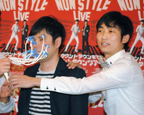 単独ライブツアーの発表会見で、苦行に挑んだ「ＮＯＮ　ＳＴＹＬＥ」の井上裕介（左）と石田明