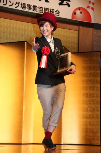 表彰式に出席したＡＫＢ４８の宮澤佐江はボウリングのポーズで笑顔