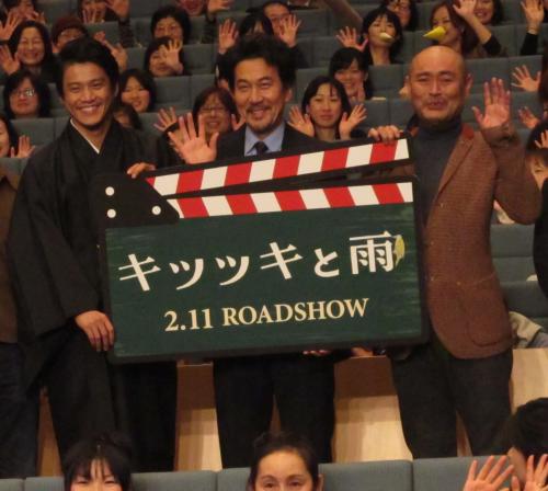 映画「キツツキと雨」舞台あいさつを行った（左から）小栗旬、役所広司、伊武雅刀　