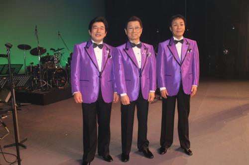 ５０周年記念公演を行ったロス・インディオス（左から）東郷太郎、棚橋静雄、三崎一平