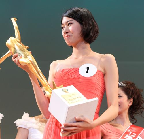 ＜２０１２ミス日本グランプリ決定コンテスト＞ミス日本グランプリに選ばれトロフィーを手にした新井貴子さんはうれし涙を流す　