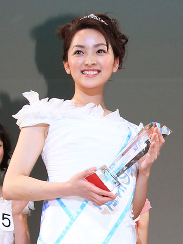 ＜２０１２ミス日本グランプリ決定コンテスト＞ミス日本「水の天使」に選ばれた酒井美帆さん