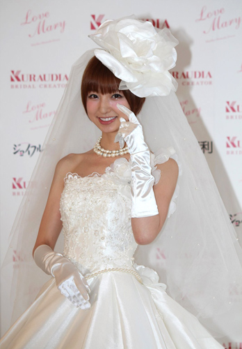 自らデザインしたウエディングドレスに身を包んだ篠田麻里子