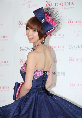自身がプロデュースしたウエディングドレスの発表会で、大きく背中の開いたドレスに身を包む篠田