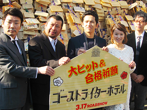 映画「ゴーストライターホテル」のヒット祈願を行った（左から）桂三度、ケンドーコバヤシ、阿部力、鈴木亜美、伊東寛晃監督
