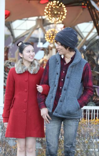 映画「今日、恋をはじめます」で恋人役を演じる武井咲（左）と松坂桃李