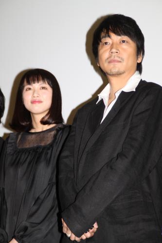 映画「東京プレイボーイクラブ」初日舞台あいさつに出席した大森南朋（左）と臼田あさ美