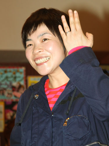 ２０１０年５月、プラチナ製の結婚指輪を披露した山田花子