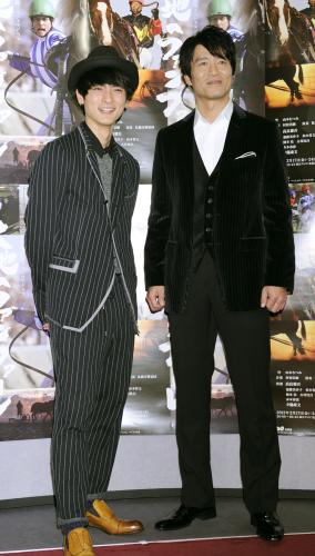 ドラマ「大地のファンファーレ」の試写会に出席した高良健吾（左）と寺脇康文
