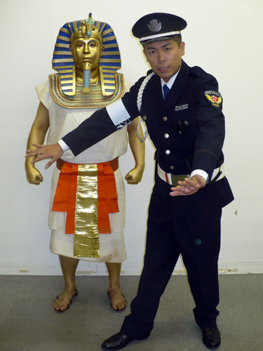 金粉でツタンカーメンに扮したタカ（左）とガードマン役のトシ