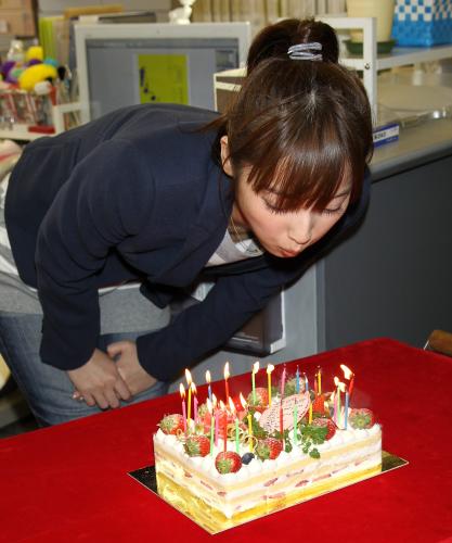 撮影現場で贈られた誕生日ケーキのろうそくの火を吹き消す佐々木希