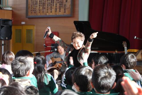 地元の小学生らの前で歌声を披露する加藤登紀子