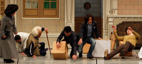 吉本新喜劇に出演し、舞台上でずっこける（右から）三浦春馬、岸谷五朗、寺脇康文