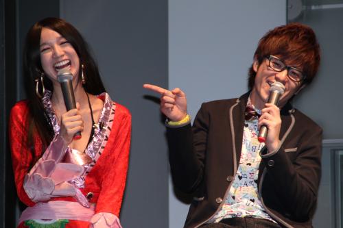 「ワンピース」のキャラクター・ハンコックのコスプレをした芹那（左）に藤森慎吾は「君かわうぃーね」