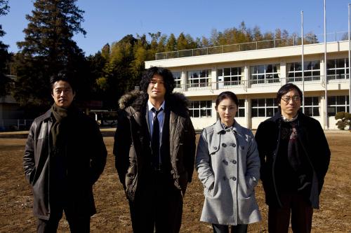 フジテレビのスペシャルドラマ「再会」の収録を行った左から堤真一、江口洋介、常盤貴子、香川照之