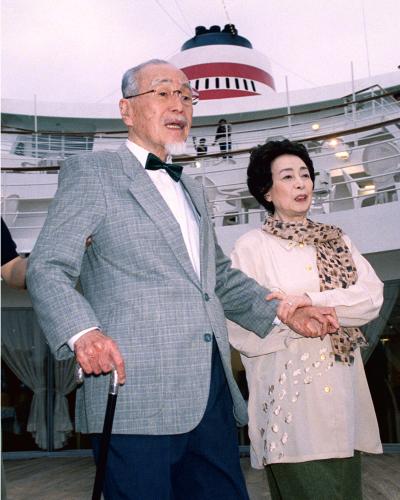 ２００１年６月、映画「Ｌａｓｔ　Ｄａｎｃｅ―離婚式―」のロケで共演する淡島千景さんと森繁久弥さん（左）