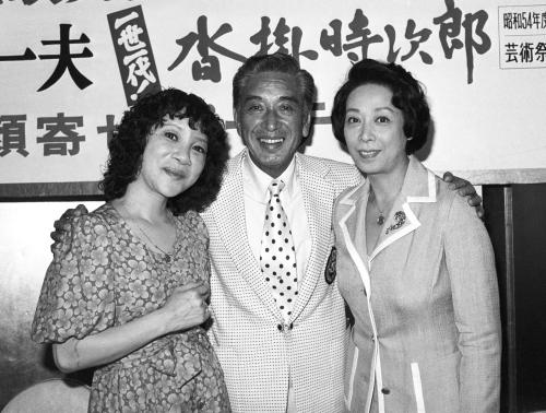 １９７９年９月、第48回東宝歌舞伎錦秋十月公演発表の席上、写真に納まる淡島千景さん（右）。左は江利チエミさん、中央は長谷川一夫さん