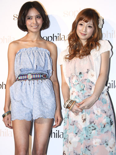 ファッションブランド「ソフィラ」のオープニングイベントに出演した加藤夏希と小倉優子