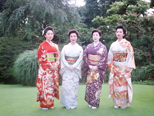 ９３年「細雪」の四姉妹を演じた（左から）熊谷真実、新玉三千代、淡島千景さん、多岐川祐美