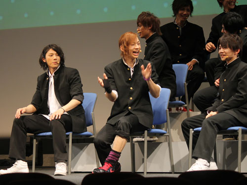 劇中にモノマネを披露してＤ２メンバーの爆笑を誘った山田裕貴（左）