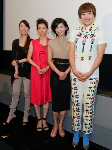 映画「ウタヒメ」初日舞台あいさつに立った（左から）真矢みき、木村多江、黒木瞳、山崎静代