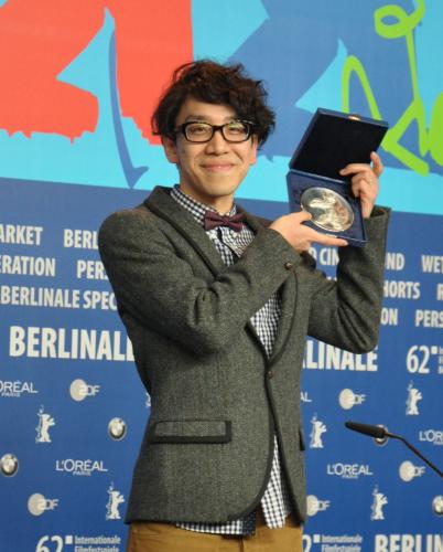 第６２回ベルリン国際映画祭の短編部門で銀熊賞を受賞し、記者会見でポーズをとる和田淳監督