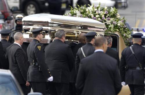 ニューアークの教会で営まれた葬儀終了後、運び出されるホイットニー・ヒューストンさんのひつぎ