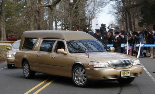 19日、ホイットニー・ヒューストンさんの遺体を乗せ、米東部ニュージャージー州の墓地に到着した霊きゅう車