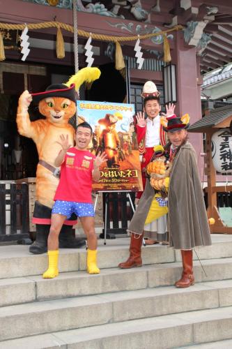 映画「長ぐつをはいたネコ」ネコの日イベントに登場した（左から）猫ひろし、勝俣州和、竹中直人