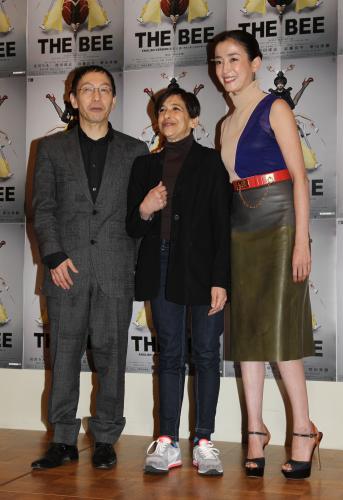 舞台「ＴＨＥ　ＢＥＥ」発表会見に出席した（左から）野田秀樹、キャサリン・ハンター、宮沢りえ