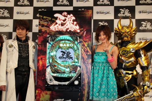「ＣＲ牙狼魔戒閃騎鋼ＸＸ」プレス発表会に登場した（左から）小西遼生、西山茉希、ガロ