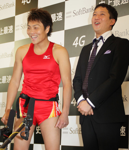 イベントに出席した「サバンナ」八木真澄（左）と高橋茂雄