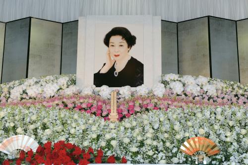 しめやかに営まれた俳優淡島千景さんの葬儀・告別式の祭壇
