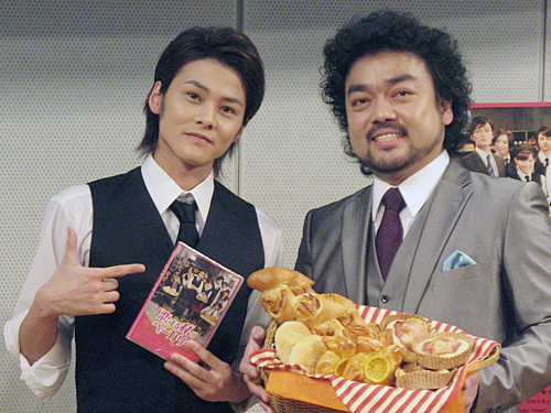 「恋する私のベーカリー」ＤＶＤ発売イベントに出席した古屋敬多（左）とパパイヤ鈴木