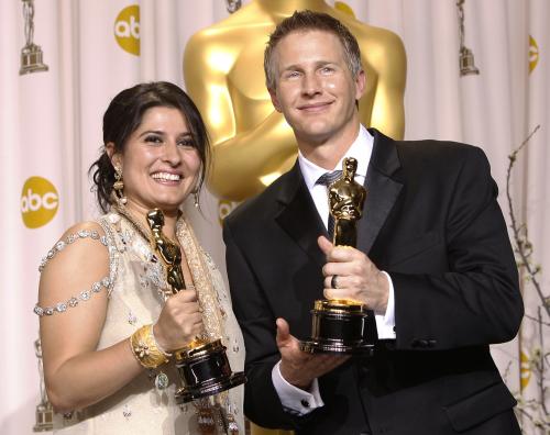 26日、米ロサンゼルスで、アカデミー賞を受賞しポーズをとるパキスタン人女性映画監督シャルミーン・オベイド・チノイさん（左）