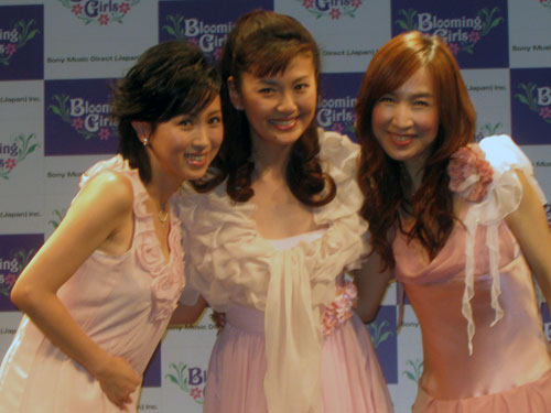 新ユニット「Ｂｌｏｏｍｉｎｇ　Ｇｉｒｌｓ」の結成発表会見で、笑顔を見せる（左から）西村知美、南野陽子、森口博子