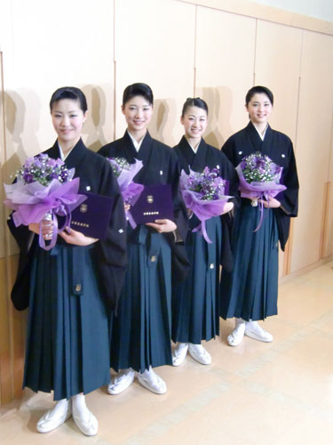 宝塚音楽学校を首席卒業した山内亜里さん（右端）は笑顔（左から村木佑衣さん、林枝里香さん、高橋沙代子さん）