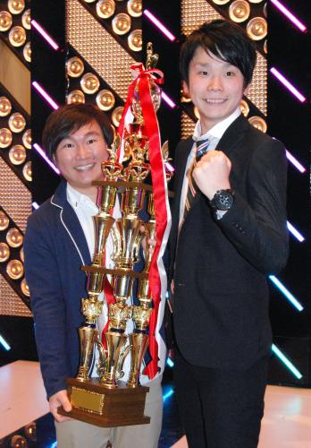 「第42回ＮＨＫ上方漫才コンテスト」で優勝した「かまいたち」の２人。山内健司（左）と浜家隆一
