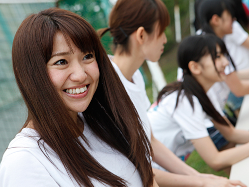 被災者を笑顔で励ます大島優子