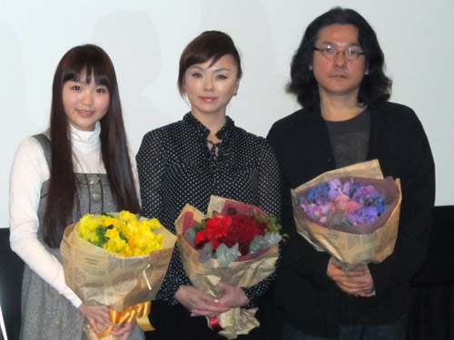 映画「ｆｒｉｅｎｄｓ　ａｆｔｅｒ　３．１１」の初日舞台あいさつに登壇した（左から）藤波心、松田美由紀、岩井俊二監督
