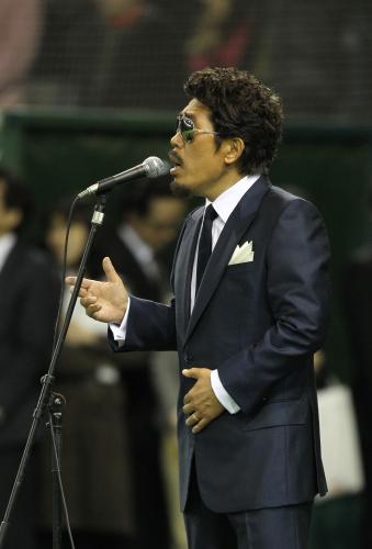 東日本大震災復興支援ベースボールマッチの試合前、国歌独唱する鈴木雅之