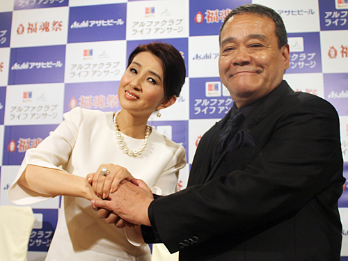 「福島を世界一の県にしよう」と固い握手を交わす西田敏行と秋吉久美子