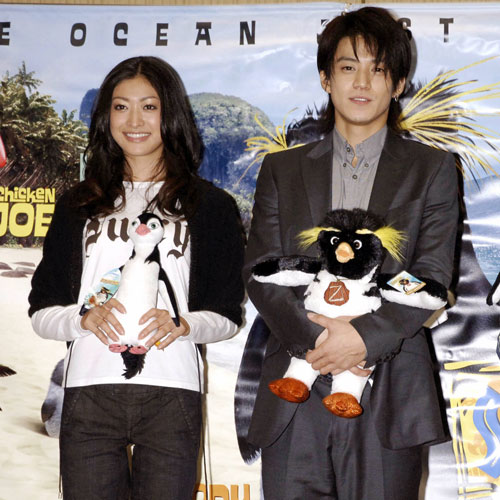 ２００７年、映画「サーフズ・アップ」日本語吹き替えに臨んだ山田優（左）、小栗旬