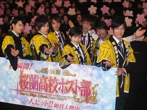 阪神の法被を着て舞台あいさつした川口春奈（前列右から２人目）ら