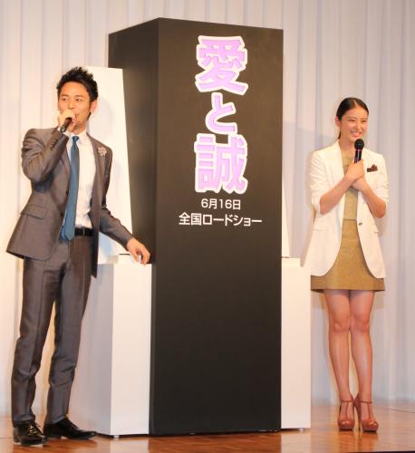 映画「愛と誠」完成報告会見に登場した妻夫木聡（左）と武井咲