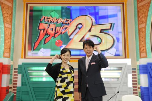 大型液晶パネルを背に意気込む「アタック２５」司会の浦川アナと加藤アナ