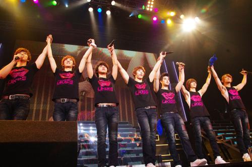 初の全国ツアーの最終公演を開催した韓国男性７人組「Ｕ―ＫＩＳＳ」。左から、スヒョン、ケビン、ドンホ、フン、イライ、キソプ、ＡＪ
