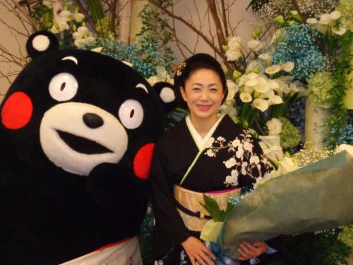 出身の熊本のキャラクター「くまモン」から花束を贈られた石川さゆり